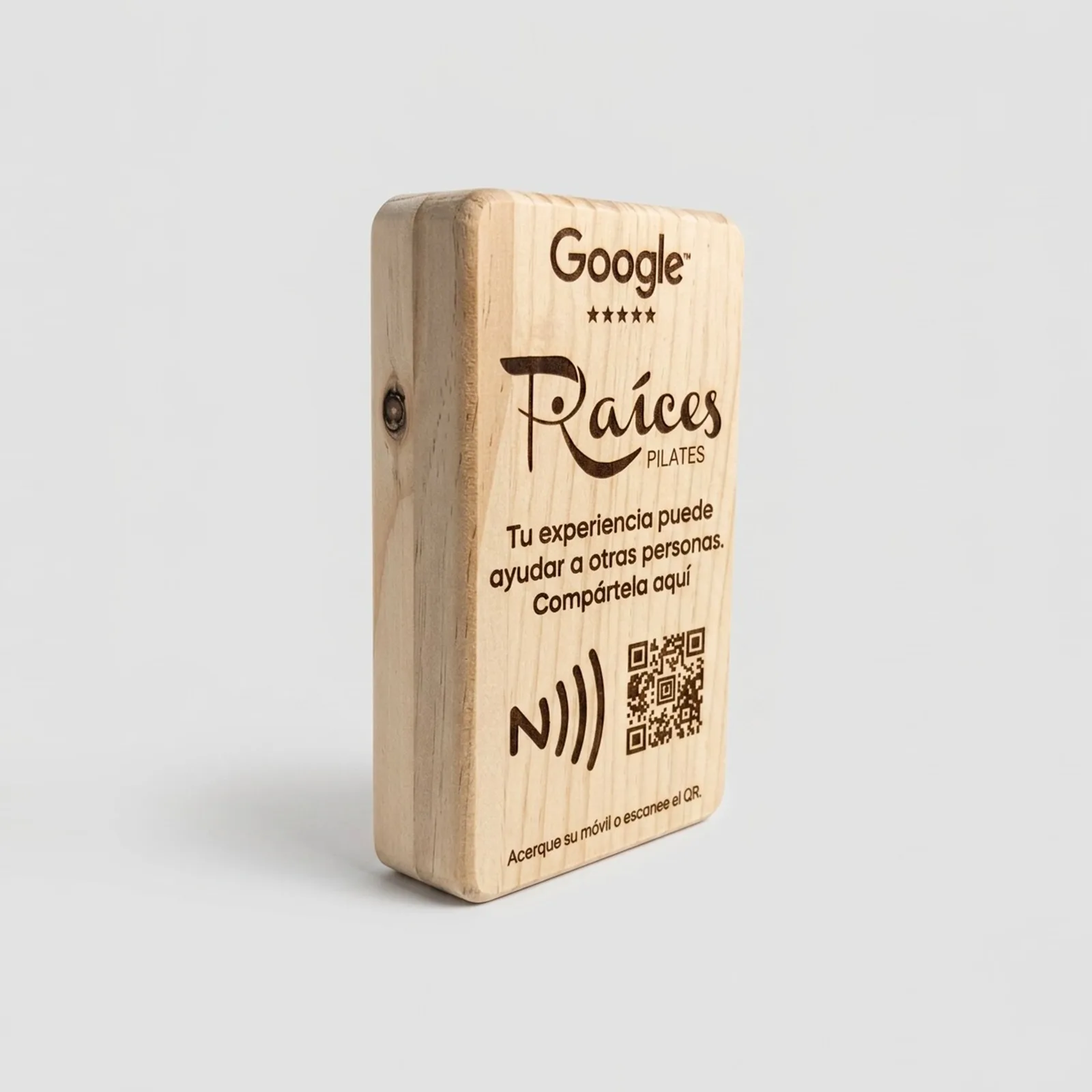 Bloque de pino macizo con logotipo, QR y símbolo NFC grabados junto a las estrellas de Google