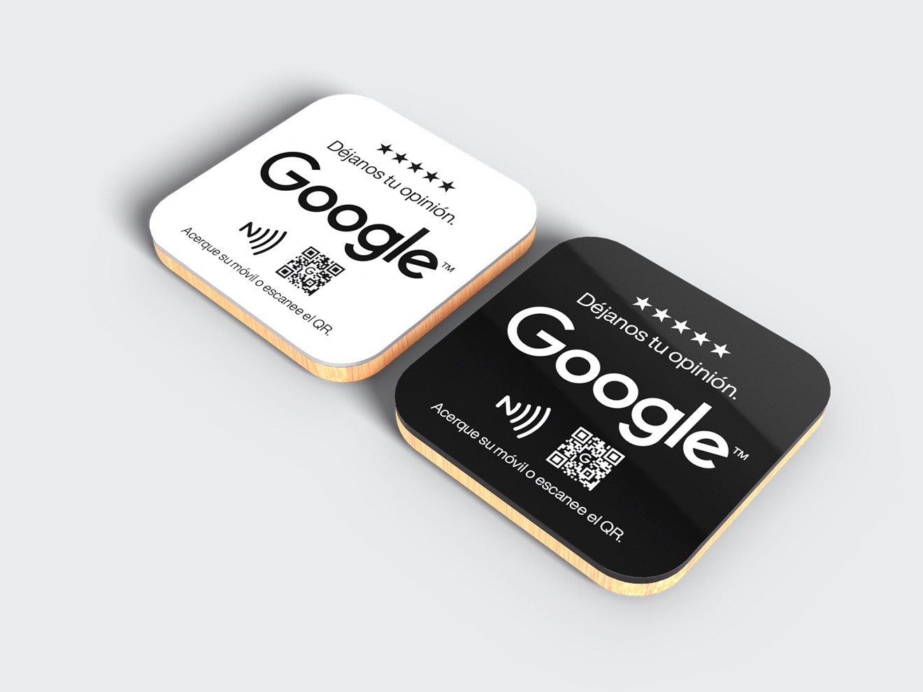 Placa de reseñas Google 90×90 en metacrilato sobre base de bambú, vista en ángulo (negra y blanca)