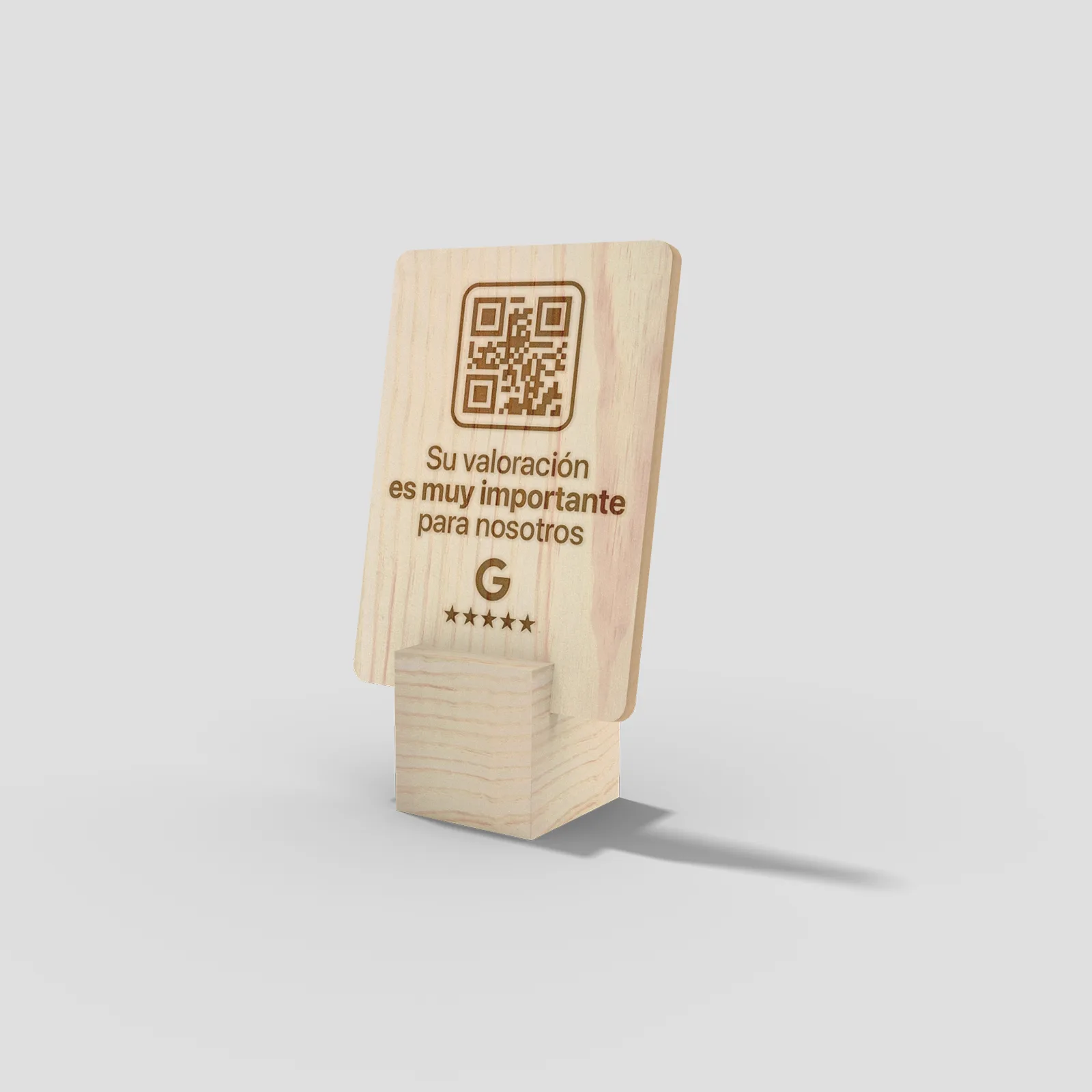 Soporte vertical de pino con QR de reseñas de Google grabado y el texto «Su valoración es muy importante para nosotros»