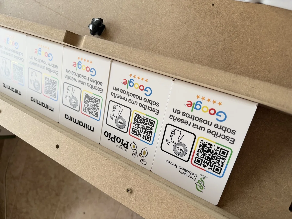 Fila de placas de reseñas de Google en la mesa de la impresora UV