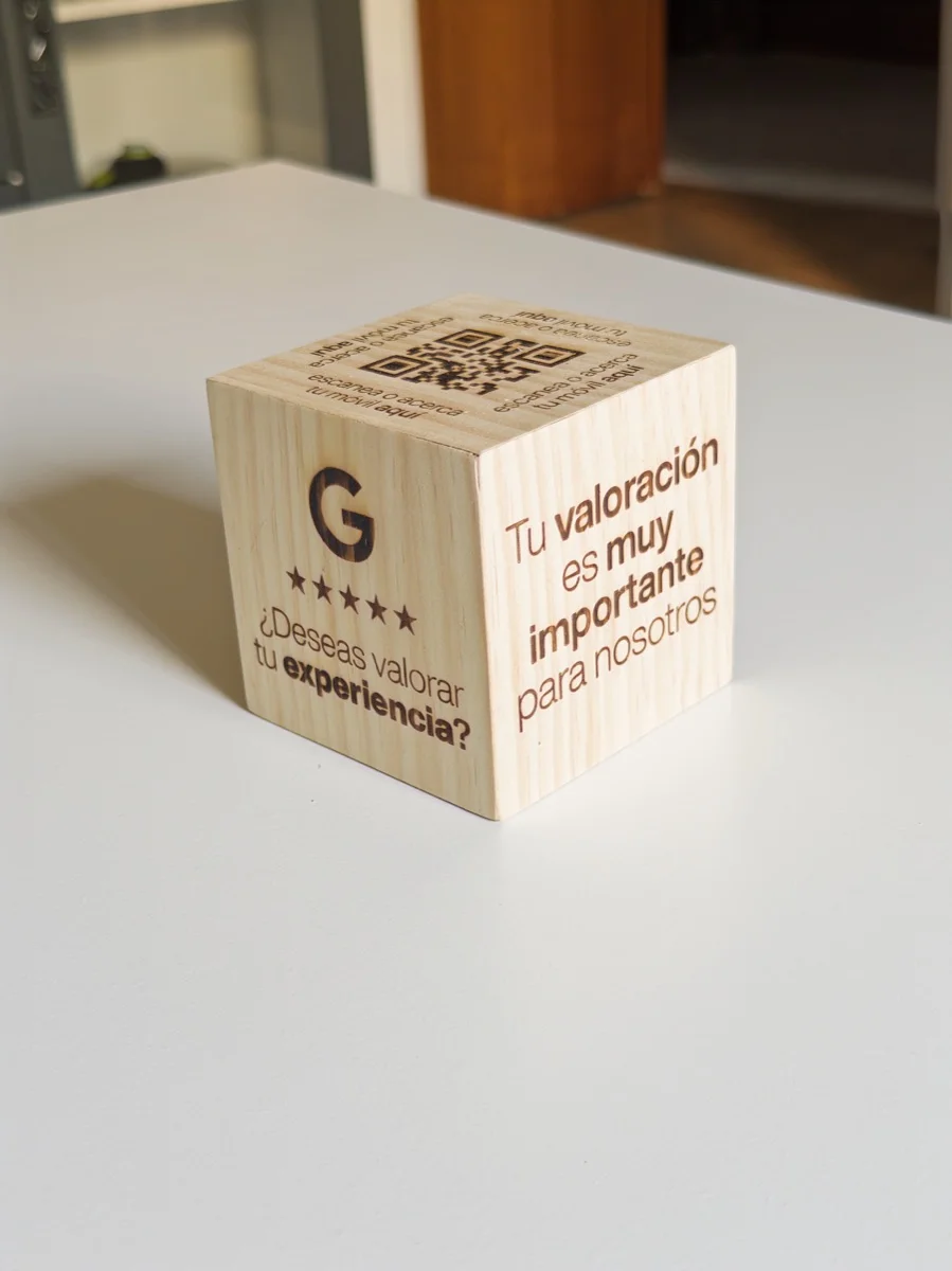 Cubo de pino con la G de Google, el QR y «Tu valoración es muy importante para nosotros»