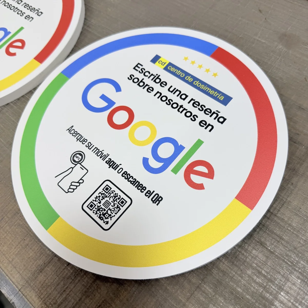 Placa redonda con los colores de Google, QR y símbolo NFC, impresa en UV