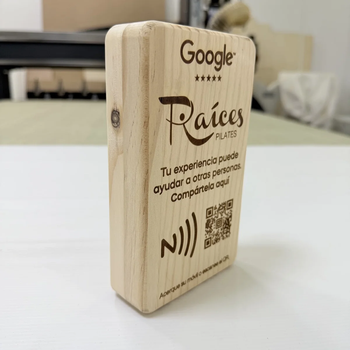 Placa de madera de pie para Raíces Pilates, con QR y chip NFC
