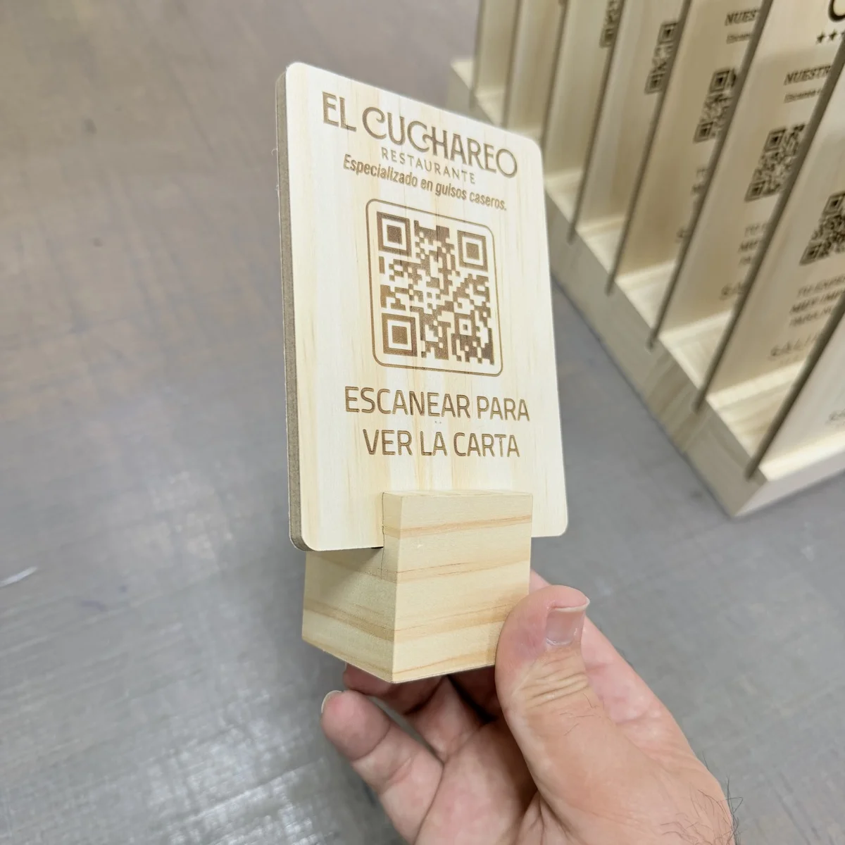 Placa de madera con peana para El Cuchareo, con QR para ver la carta