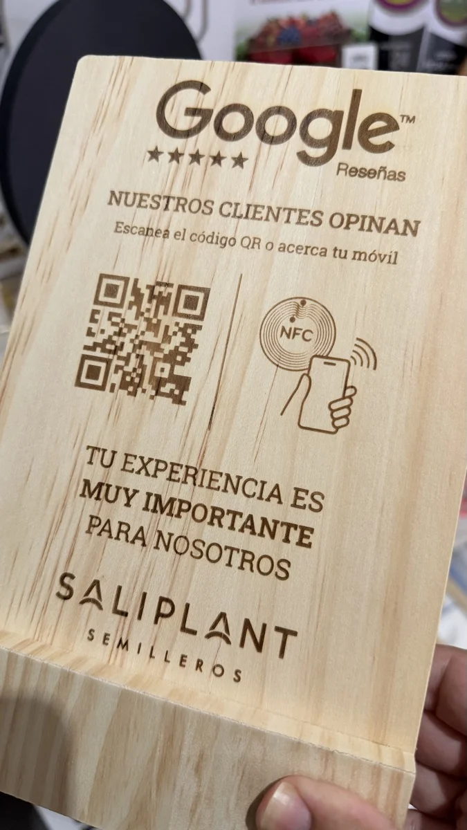 Placa de madera de Saliplant Semilleros con logotipo de Google, QR y símbolo NFC grabados