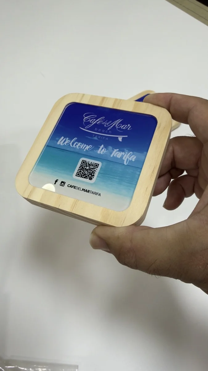 Placa de madera con impresión UV a color y QR, en la mano