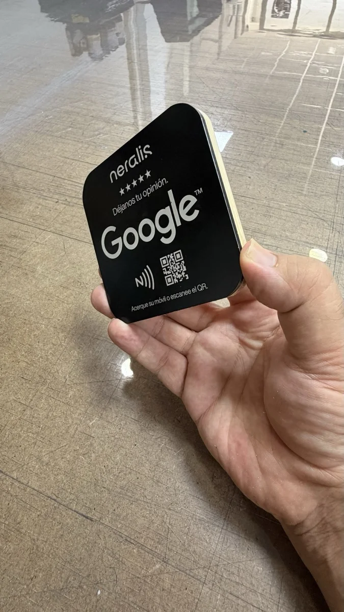 Placa de reseñas de Google en negro para Neralis, con QR y NFC, recién grabada